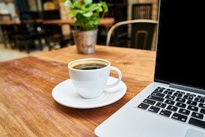 kahvikuppi ja macbook