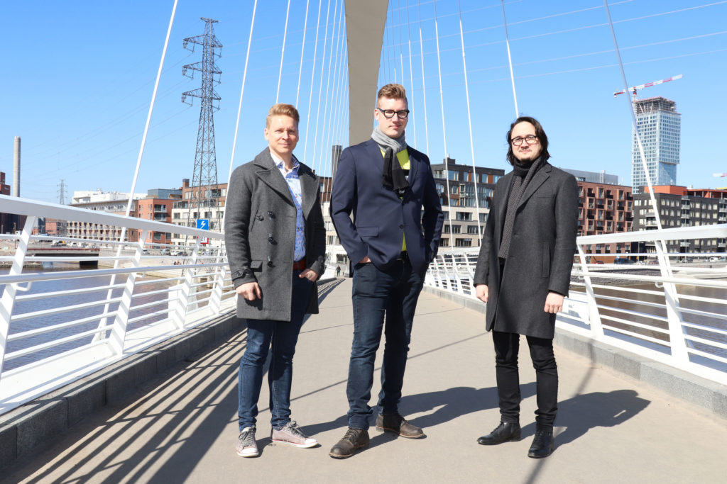 Pekka Räsänen, Samuli Melanko ja Aki Abe, kun Lumo Energia ja Hopkins aloittivat yhteistyön