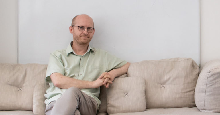Mikko Piippo istuu sohvalla